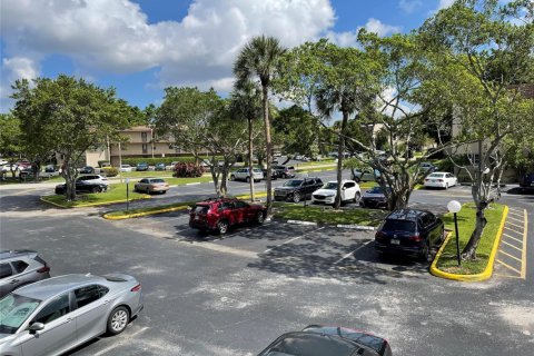 Condo in Tamarac, Florida, 1 bedroom № 2240338 - photo 11