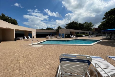 Condo in Tamarac, Florida, 1 bedroom № 2240338 - photo 12
