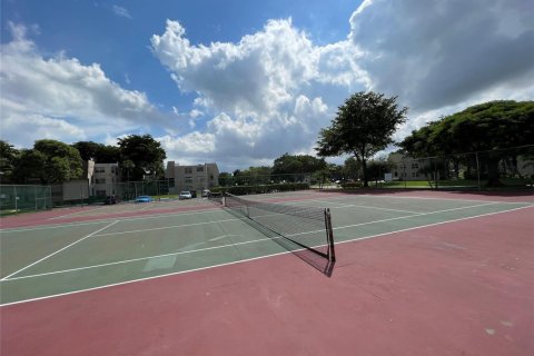 Condo in Tamarac, Florida, 1 bedroom № 2240338 - photo 14