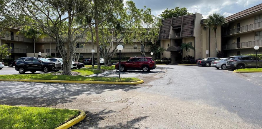 Condo in Tamarac, Florida, 1 bedroom № 2240338