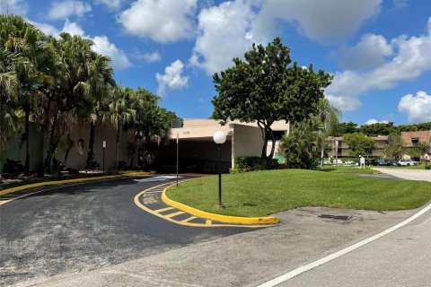 Condo in Tamarac, Florida, 1 bedroom № 2240338 - photo 15