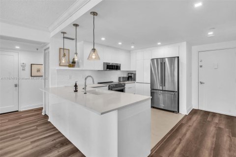 Condo in Aventura, Florida, 2 bedrooms  № 1693071 - photo 11