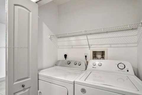 House in Pompano Beach, Florida 3 bedrooms, 192.49 sq.m. № 1998385 - photo 9