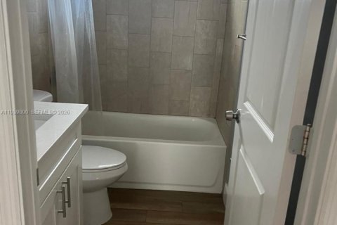 House in Pompano Beach, Florida 3 bedrooms, 192.49 sq.m. № 1998385 - photo 8