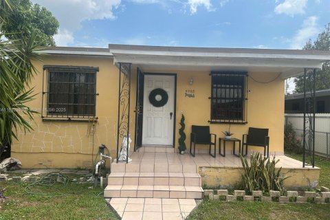House in Hialeah, Florida 3 bedrooms, 92.9 sq.m. № 1809306 - photo 1