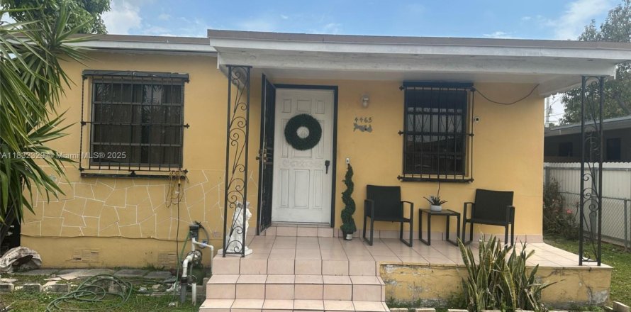 House in Hialeah, Florida 3 bedrooms, 92.9 sq.m. № 1809306
