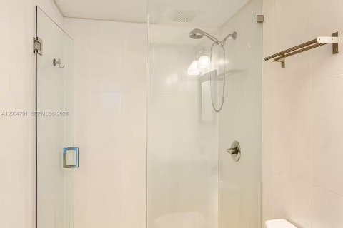 Apartment in Bay Harbor Islands, Florida 1 bedroom, 635.17 sq.m. № 2068196 - photo 5