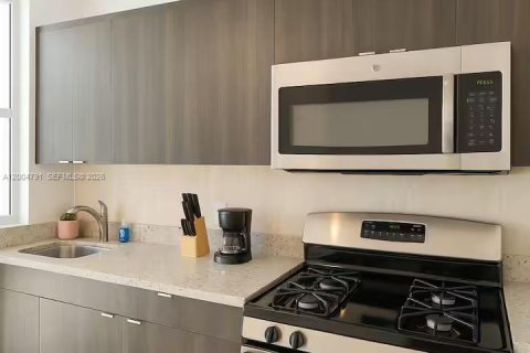 Apartment in Bay Harbor Islands, Florida 1 bedroom, 635.17 sq.m. № 2068196 - photo 8