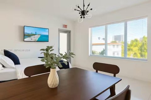 Apartment in Bay Harbor Islands, Florida 1 bedroom, 635.17 sq.m. № 2068196 - photo 3