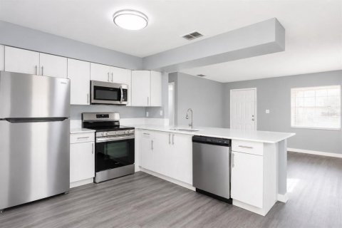 Townhouse in Winter Haven, Florida 2 bedrooms, 97.55 sq.m. № 2377792 - photo 5