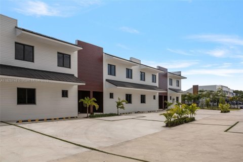 Townhouse in Florida City, Florida 4 bedrooms № 1797492 - photo 12