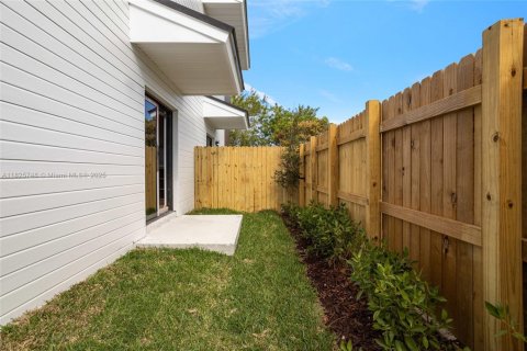 Townhouse in Florida City, Florida 4 bedrooms № 1797492 - photo 10