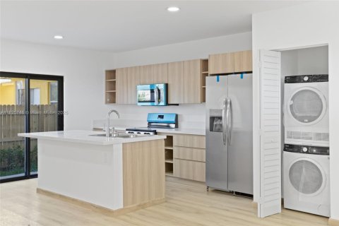 Townhouse in Florida City, Florida 4 bedrooms № 1797492 - photo 2