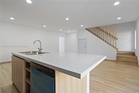 Townhouse in Florida City, Florida 4 bedrooms № 1797492 - photo 3