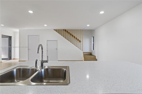 Townhouse in Florida City, Florida 4 bedrooms № 1797492 - photo 9