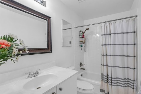 House in Weston, Florida 3 bedrooms, 120.03 sq.m. № 1874968 - photo 22