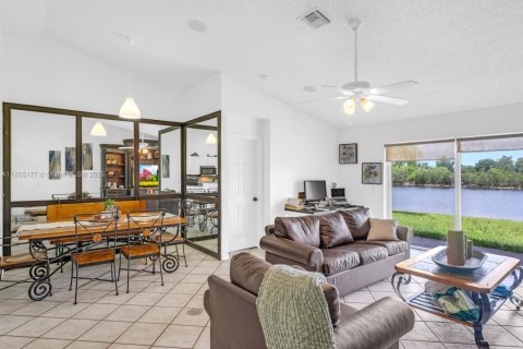 House in Weston, Florida 3 bedrooms, 120.03 sq.m. № 1874968 - photo 11