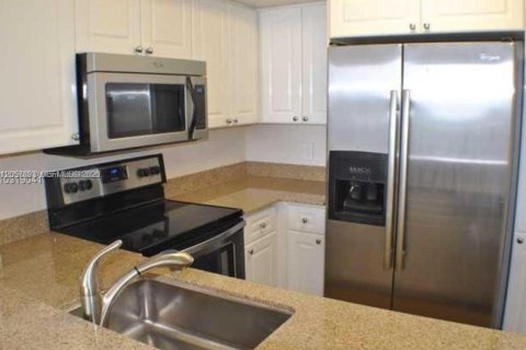 Condo in Miami Beach, Florida, 1 bedroom № 2186175 - photo 3