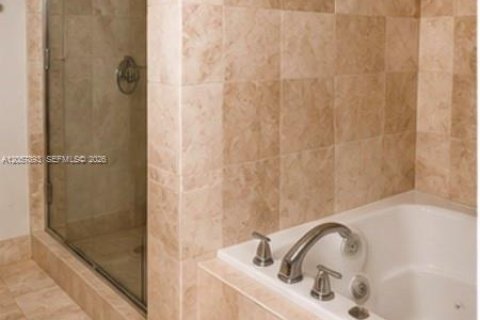 Condo in Miami Beach, Florida, 1 bedroom № 2186175 - photo 6