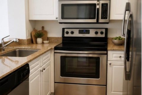 Condo in Miami Beach, Florida, 1 bedroom № 2186175 - photo 2