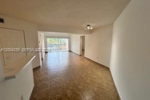 Copropriété à louer à Hialeah, Floride: 2 chambres, 88.26 m2 № 2170500 - photo 3