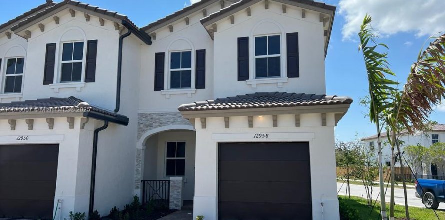 Adosado en Miami, Florida 3 dormitorios, 123.65 m2 № 1756272