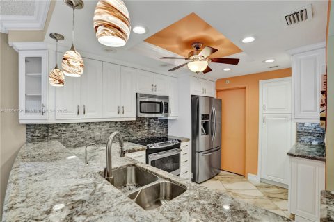 Condo in Lauderdale-by-the-Sea, Florida, 1 bedroom  № 1892583 - photo 2