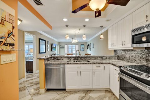 Condo in Lauderdale-by-the-Sea, Florida, 1 bedroom  № 1892583 - photo 7