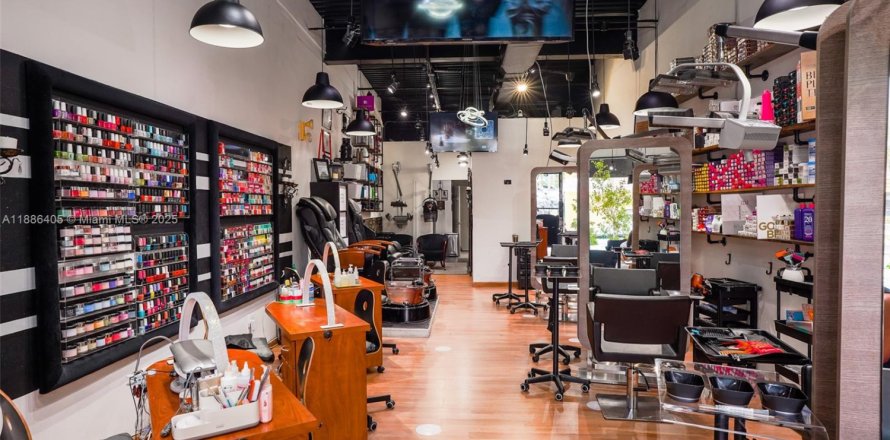 Коммерческая недвижимость в Пемброк-Пайнс, Флорида № 2054373