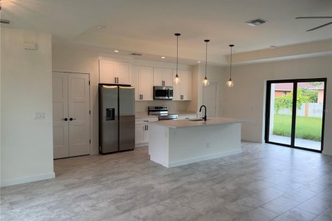 Villa ou maison à louer à North Port, Floride: 3 chambres, 158.49 m2 № 2386444 - photo 4