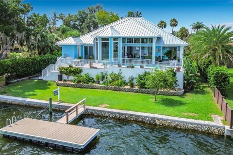 House in Crystal River, Florida 4 bedrooms, 225.57 sq.m. № 2207810