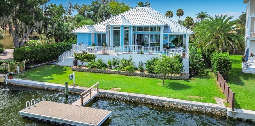 House in Crystal River, Florida 4 bedrooms, 225.57 sq.m. № 2207810