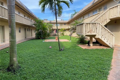 Copropriété à louer à Miami, Floride: 2 chambres, 88.44 m2 № 1962193 - photo 1