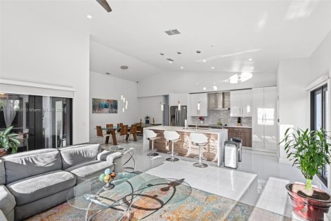 Casa en venta en Miami, Florida, 4 dormitorios, 198.44 m2 № 1888082 - foto 19