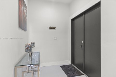 Casa en venta en Miami, Florida, 4 dormitorios, 198.44 m2 № 1888082 - foto 5