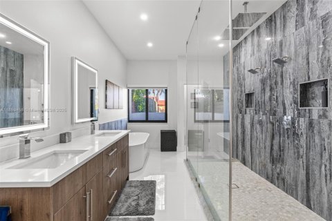 Casa en venta en Miami, Florida, 4 dormitorios, 198.44 m2 № 1888082 - foto 23