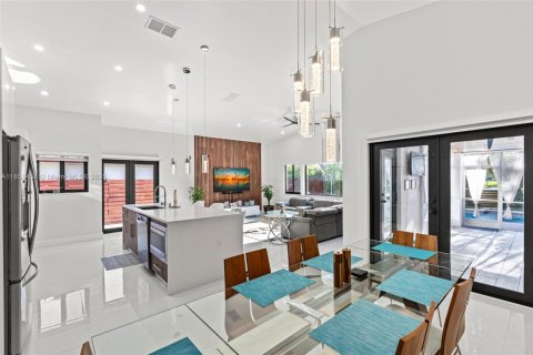 Casa en venta en Miami, Florida, 4 dormitorios, 198.44 m2 № 1888082 - foto 11