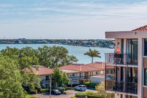 Condo in Saint Petersburg, Florida, 2 bedrooms  № 1112432 - photo 26