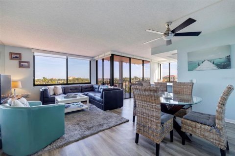 Condo in Saint Petersburg, Florida, 2 bedrooms  № 1112432 - photo 2