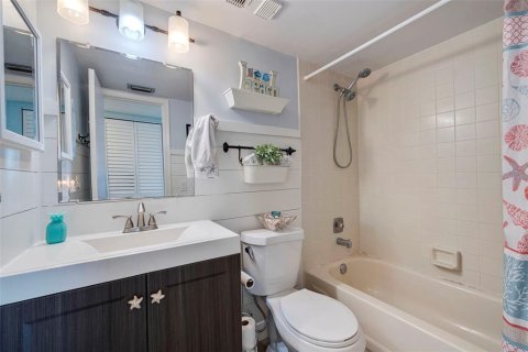 Condo in Saint Petersburg, Florida, 2 bedrooms  № 1112432 - photo 25