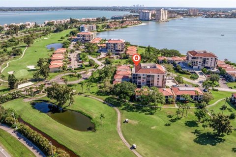 Condo in Saint Petersburg, Florida, 2 bedrooms  № 1112432 - photo 1