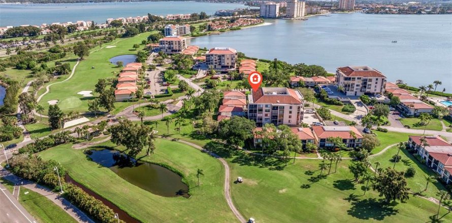 Condo in Saint Petersburg, Florida, 2 bedrooms № 1112432