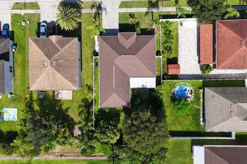 Casa en alquiler en Kissimmee, Florida, 4 dormitorios, 193.98 m2 № 1840343 - foto 3