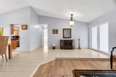 Villa ou maison à vendre à Miami, Floride: 4 chambres, 202.06 m2 № 1740050 - photo 5