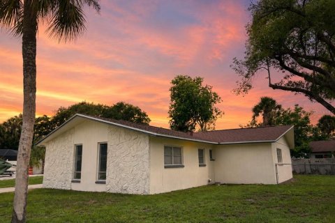 House in Tampa, Florida 3 bedrooms, 138.61 sq.m. № 2109764 - photo 18