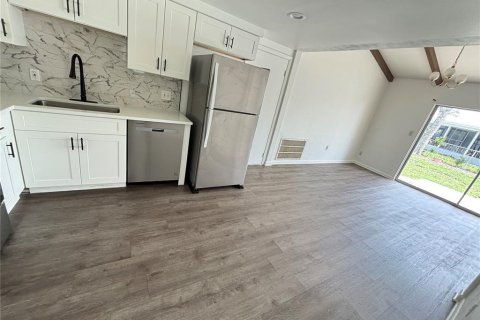 House in Tampa, Florida 3 bedrooms, 138.61 sq.m. № 2109764 - photo 4