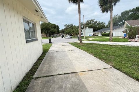 House in Tampa, Florida 3 bedrooms, 138.61 sq.m. № 2109764 - photo 2