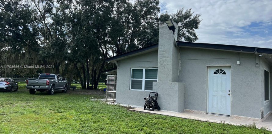 Commercial property in Sebring, Florida № 1984839