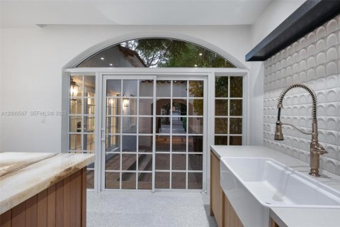 Villa ou maison à vendre à Coral Gables, Floride: 3 chambres, 211.17 m2 № 2069088 - photo 15