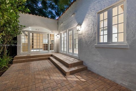 Villa ou maison à vendre à Coral Gables, Floride: 3 chambres, 211.17 m2 № 2069088 - photo 6